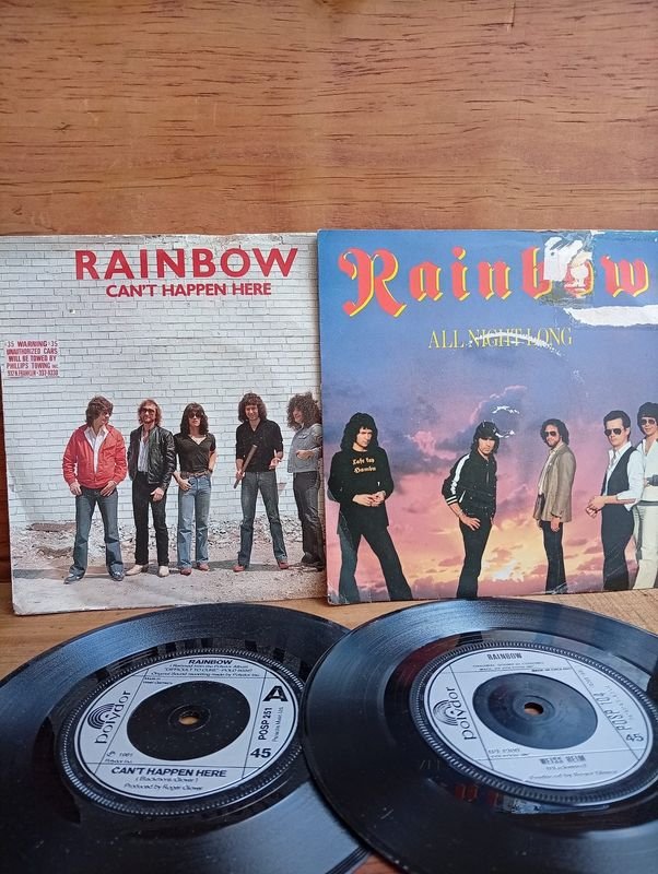 Dos discos simples de vinilo Rainbow: "Can't Happen Here" (1981) y "All Night Long" (1980)