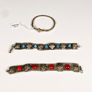 Tres Pulseras Metálicas con Detalles de Piedras - imagen 2