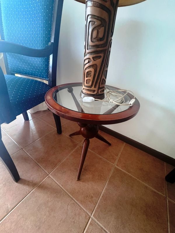 Mesita de madera vintage estilo Mid Century con lámpara y silla