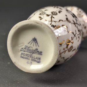 Lote de 5 Piezas de Porcelana Fina: Jarritas Limoges, Florerito Alemán, Calderita y Figura Schmidt - imagen 16