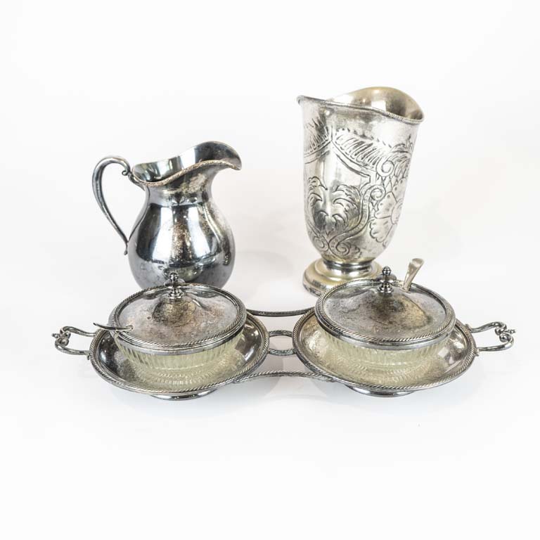 3 Piezas de platina: jarras y dulcera doble con deposito de vidrio y cuchara  - Medidas: 40 y 17cm 