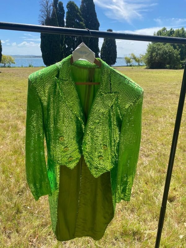 Traje verde de lentejuelas corte frances - imagen 1