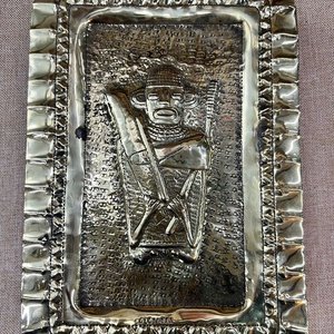 Bandeja Rectangular de Metal Repujado con Figura Folklórica - imagen 1