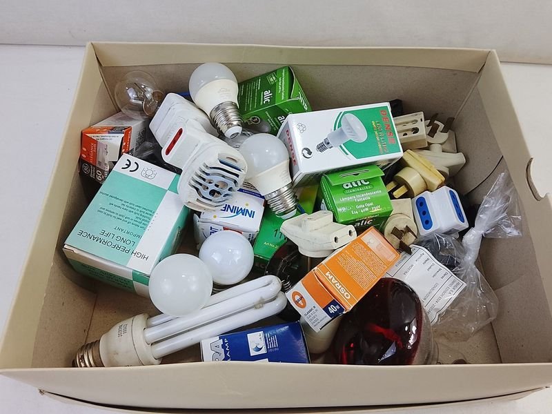 Lote de Lamparitas LED, Halógenas, Incandescentes y Adaptadores de Corriente