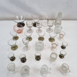 Lote siguiente: L 495 - Lote De Varias Piezas - Surtido de copas y vasos de diferentes tamaños y diseños para tragos, aperitivos y licores