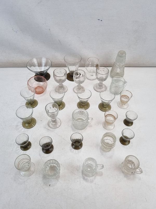 L 495 - Lote De Varias Piezas - Surtido de copas y vasos de diferentes tamaños y diseños para tragos, aperitivos y licores