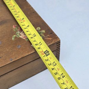 Caja de Madera Antigua con Componentes Metálicos y Decoración Floral - imagen 6