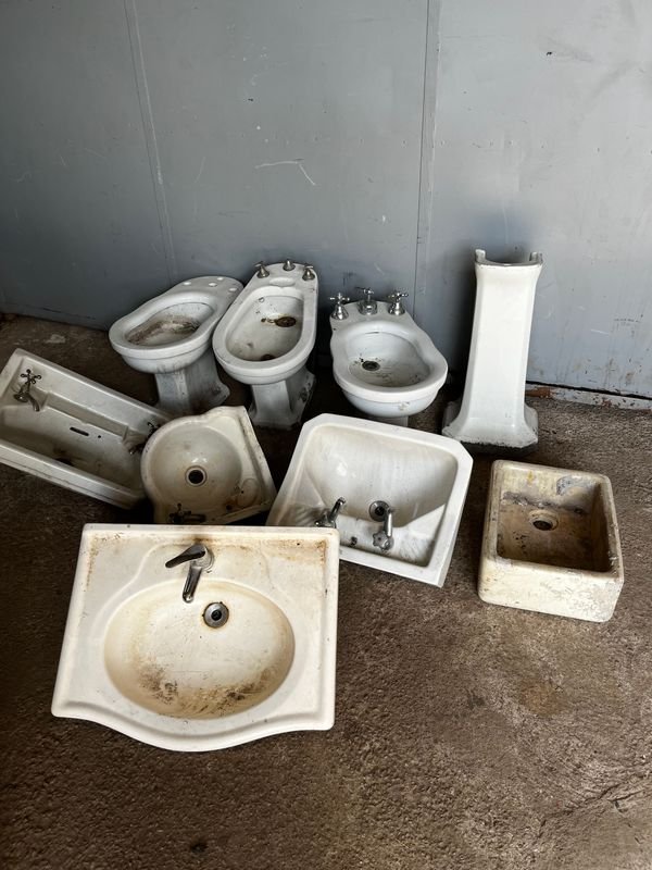 Lote siguiente: Loza para baño y bidets en mal estado