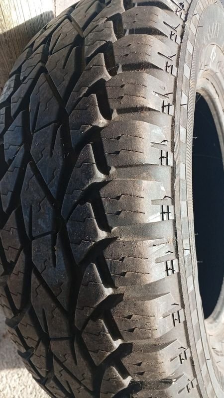 Llanta de 245/70 R 26, condición buena, para vehículos - imagen 1