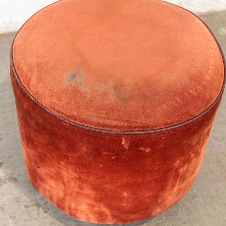 Puff cilíndrico de tapicería roja con patas de madera - imagen 2