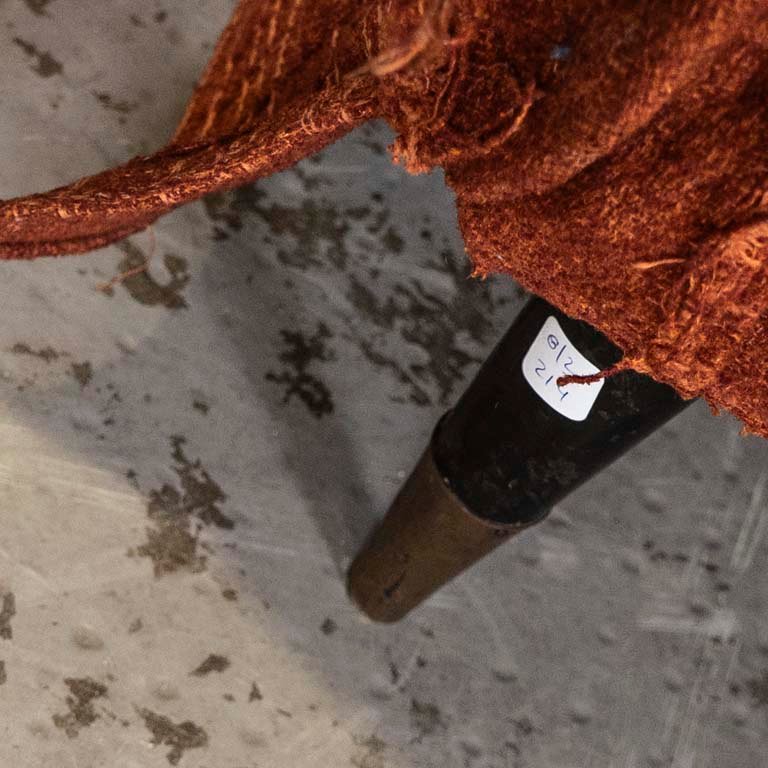 Sofá americano de tres cuerpos con funda anaranjada en mal estado - imagen 3