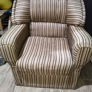Lote siguiente: Sillón de 1 Cuerpo Tapizado en Tela Rayada