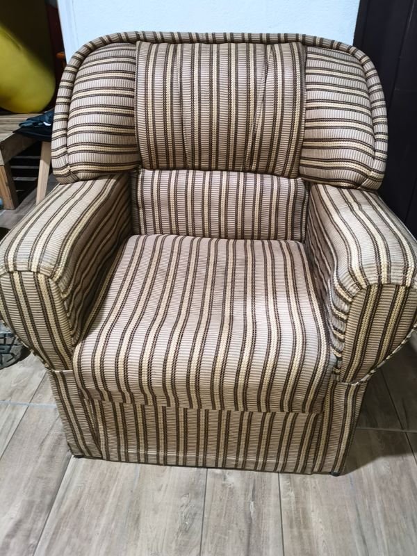 Sillón de 1 Cuerpo Tapizado en Tela Rayada