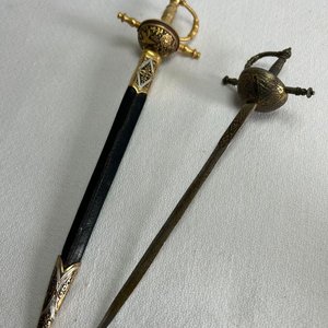 Lote siguiente: Dos Abrecartas Estilo Español con Detalles Dorados
