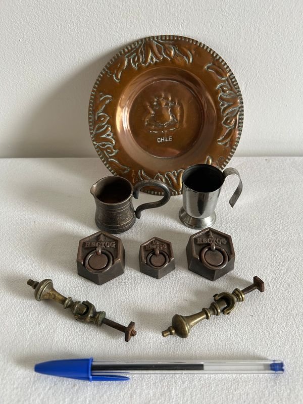 Adorno de Cobre con Escudo de Chile, Pesas y Tiradores Antiguos