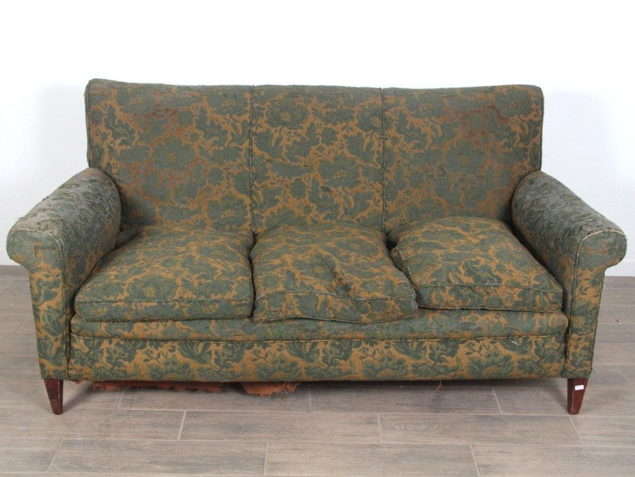 Sillón antiguo de estilo con tapizado en mal estado - imagen 3