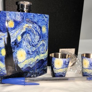 Set de Petaca y Vasos "La Noche Estrellada" Diseño Van Gogh - imagen 2