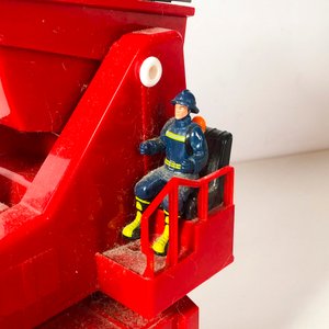 Camión de Bomberos a Control Remoto Moka Truck con Figura - imagen 2