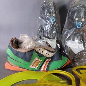 Lote de Juguetes: Muñecas, Zapatilla Deportiva, Pandereta y Accesorios - imagen 4