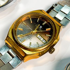 Tres Relojes de Pulsera para Dama y Caballero: Dorado con Calendario, Esfera Blanca y Números Romanos, y Esfera Plateada con Números Dorados - imagen 3
