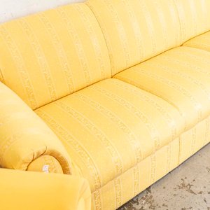 Tres piezas de living tapizadas en tela color amarillo (diferentes tapizados entre los sillones y el sofá). Tapizados para limpiar. - Medidas: 215 x 75 x 70cm - imagen 3