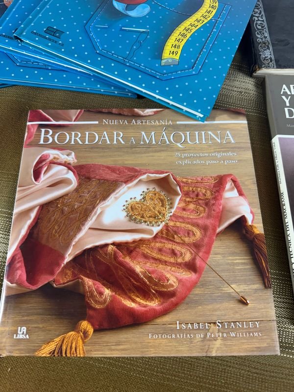 Gran lote de libros en español de bordado y costura - imagen 2
