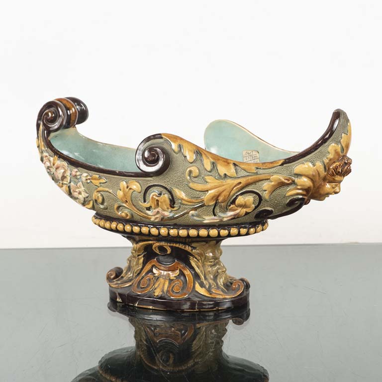 Centro de cerámica con relieve y floral elementos - Medidas: 16x35x20cm