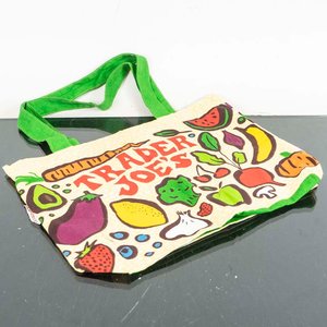 Lote anterior: Bolso Tote "Trader Joe's" con Diseño de Frutas y Verduras