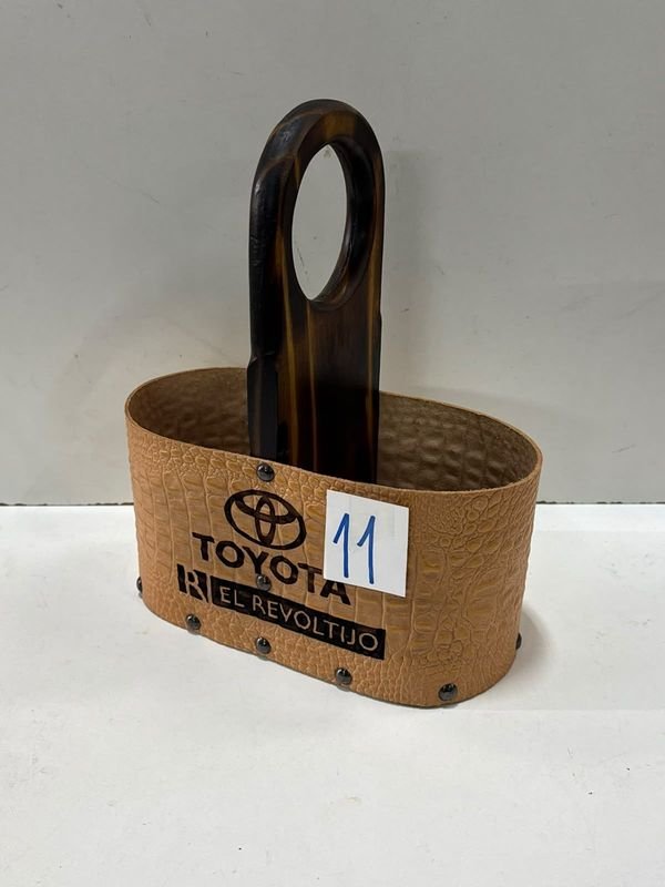 Matera de Cuero y Madera con Logo Toyota "El Revoltijo" - imagen 1