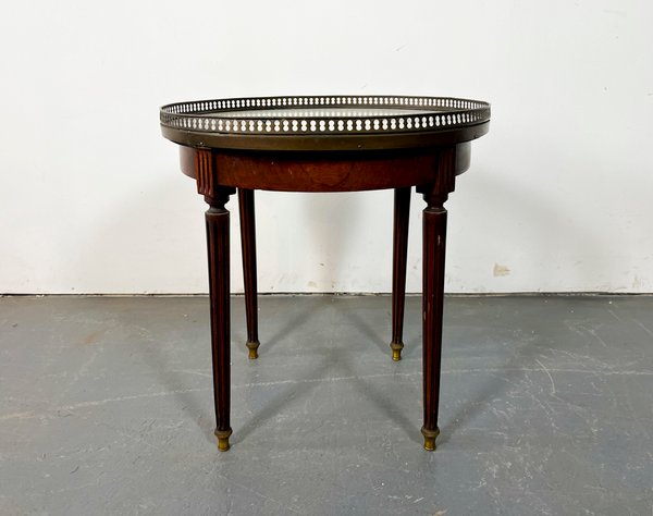 Mesa de Centro Inglesa en Cedro con Tablero de Mármol y Barandilla de Bronce - imagen 1