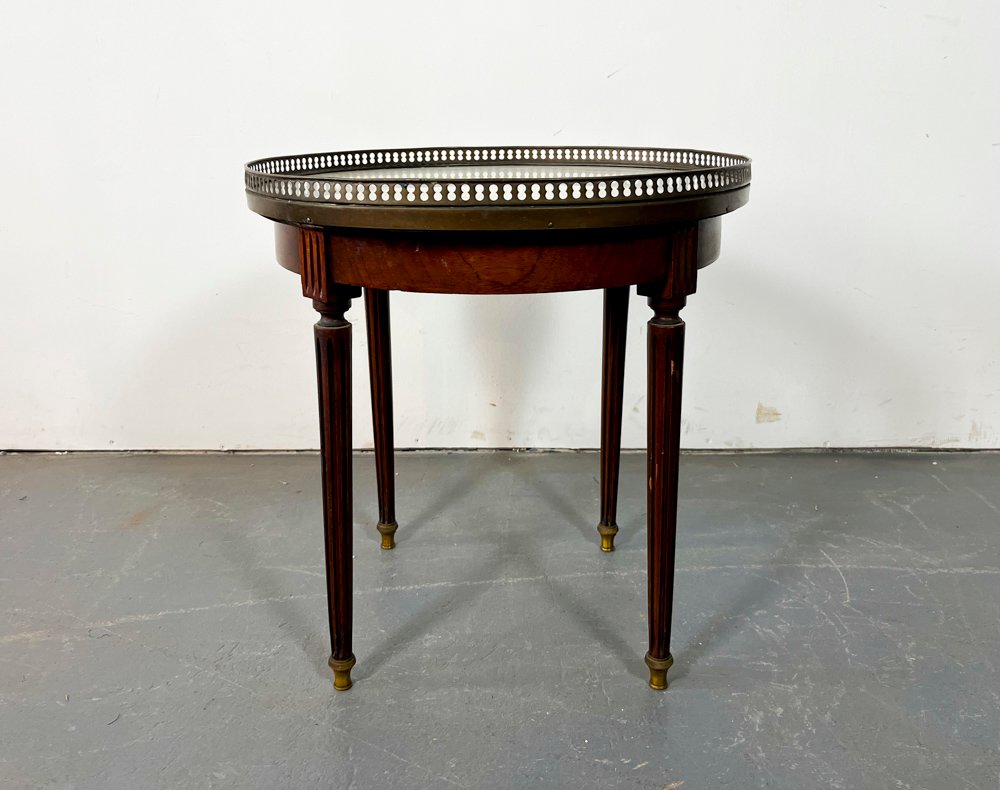 Mesa de Centro Inglesa en Cedro con Tablero de Mármol y Barandilla de Bronce