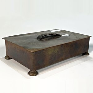 Centro de mesa de vidrio cónico y caja metálica vintage con interior de madera - imagen 3