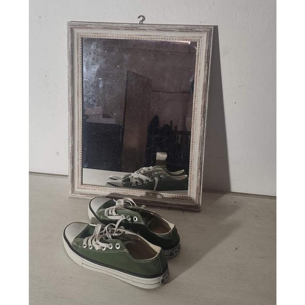 Espejo con Marco de Madera y Zapatillas Verdes Talle 36
