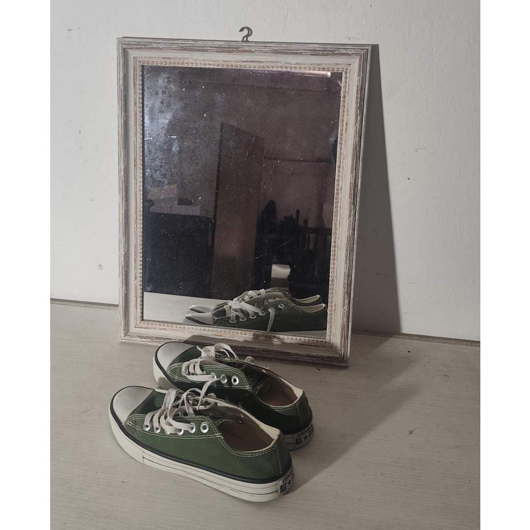 Espejo con Marco de Madera y Zapatillas Verdes Talle 36