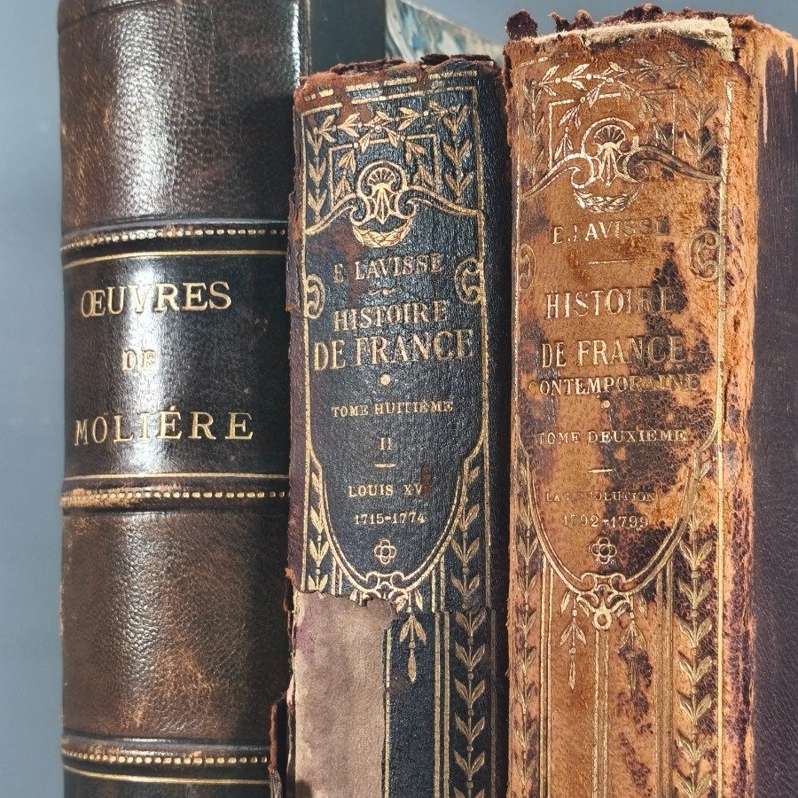Libros antiguos y modernos, con detalles de estilo y materiales - imagen 4