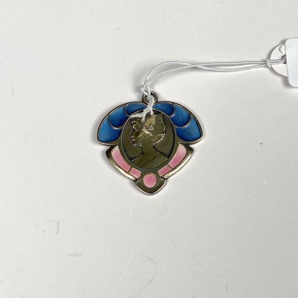 Colgante Art Nouveau en Plata y Esmalte con Perfil Femenino