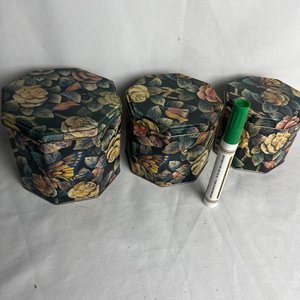 Juego de 3 Latas Octogonales Antiguas Decoradas con Flores y Mariposas - imagen 3