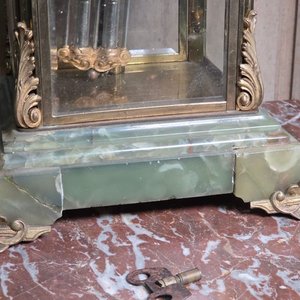 Reloj de Sobremesa de Bronce, Ónix y Cristales Biselados con Péndulo de Mercurio - imagen 3