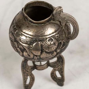 Mate de Platería Cincelado con Soporte y Detalle de Flores - imagen 2