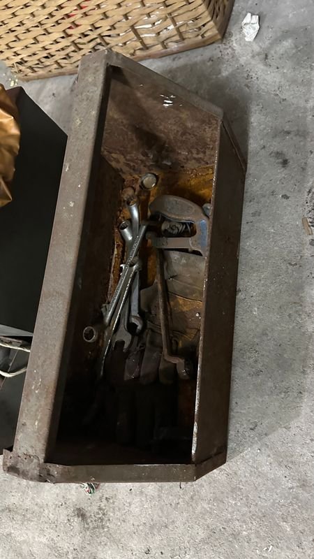 Herramientas y objetos en cajas metálicas - imagen 3