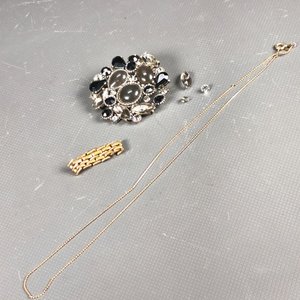 Conjunto de Joyería: Dije con Piedras Fantasía, Cadena Dorada y Anillo - imagen 2