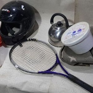 Lote siguiente: Casco Negro, Raqueta de Tenis, Conservadora de Espuma y Más
