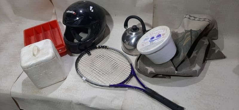 Casco Negro, Raqueta de Tenis, Conservadora de Espuma y Más