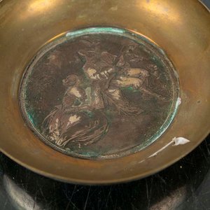 Centrito de Bronce con Aguafuerte y Detalle de Figuras - imagen 2