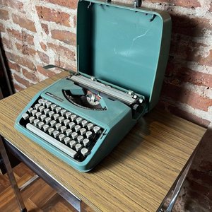 Máquina de Escribir Olivetti Lettera 82 Vintage con Estuche - imagen 5