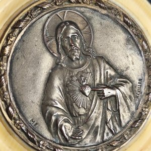 Antiguo Medallón Colgante Sagrado Corazón de Jesús en Celuloide - imagen 6