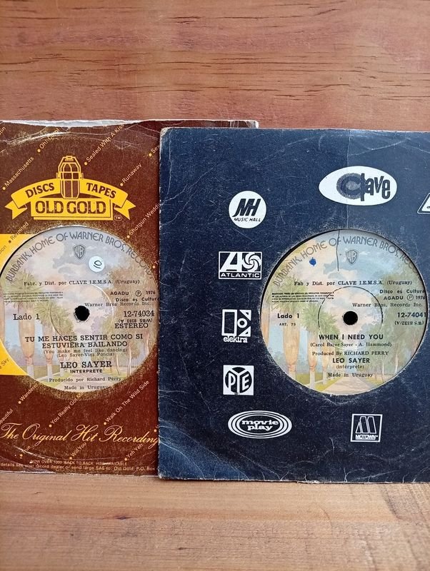 Dos Discos Simples de Vinilo de Leo Sayer - Industria Uruguaya