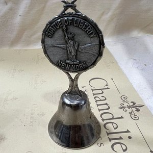 Lote de 2 Campanas: Cencerro Antiguo de Bronce y Campana Souvenir Estatua de la Libertad - imagen 2