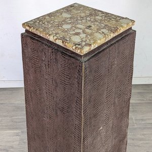 Pedestal Tapizado Imitación Reptil con Tapa de Mármol - imagen 7