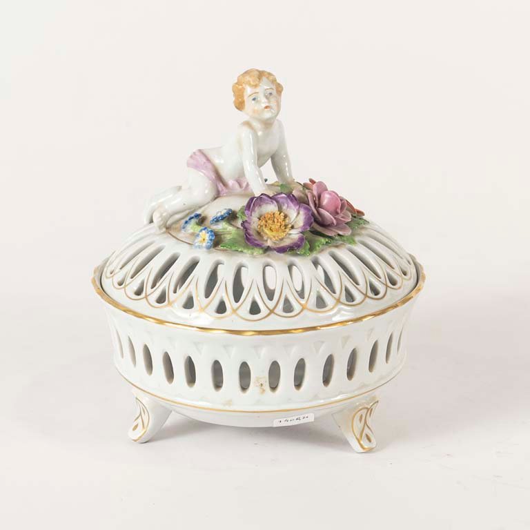 Lote anterior: Bombonera porcelana alemana calada con figura niño con flores en relieve